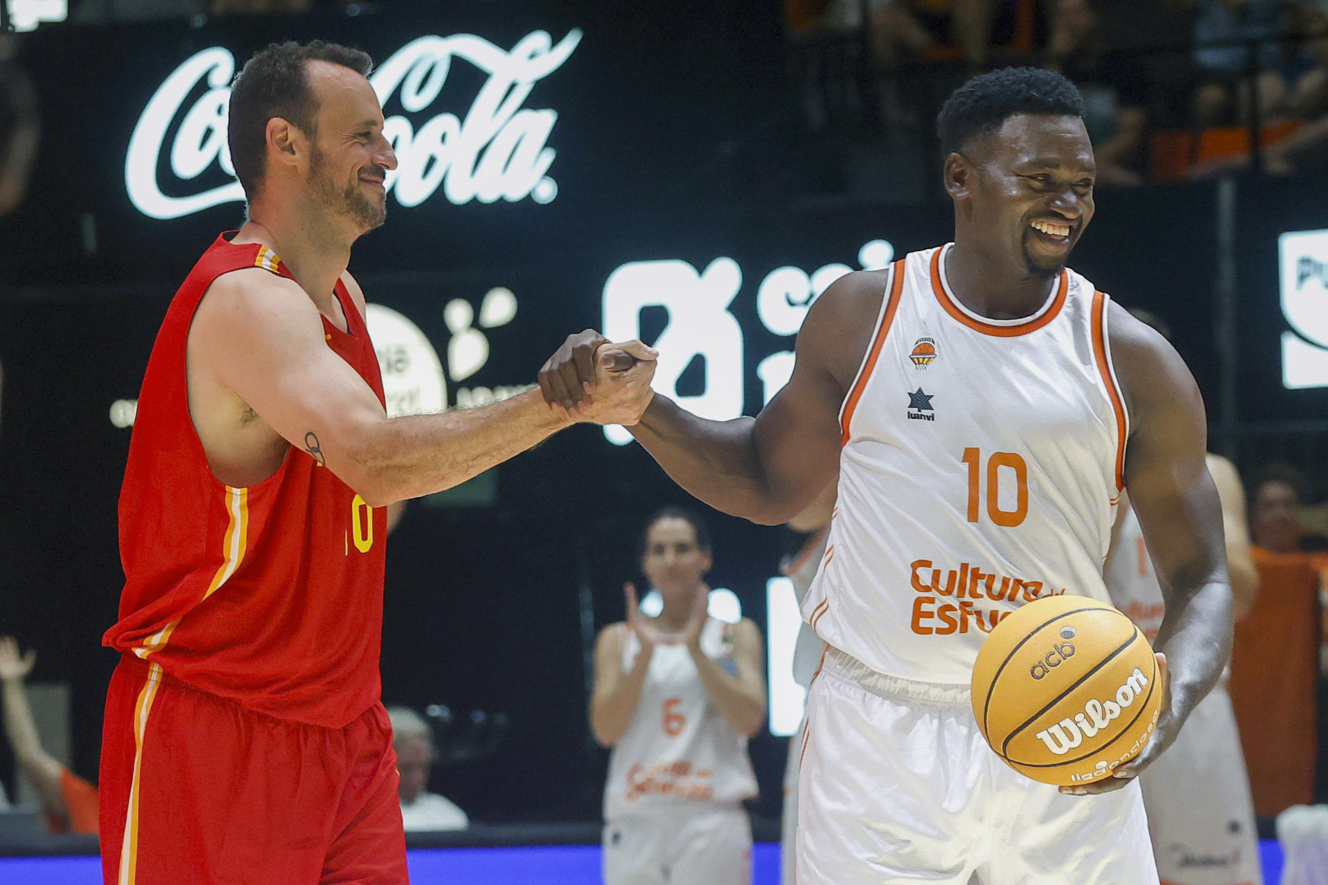 Los exjugadores Romain Sato (d) y Carlos Jimenez durante el encuentro de baloncesto que han disputado un combinado de jugadores y jugadores de España y de Valencia Basket, en el acto celebrado hoy Domingo como despedida al pabellón de La Fonteta, en Valencia. EFE/Miguel Ángel Polo.