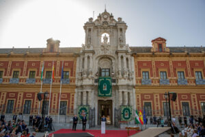 Imagen de la sede de la Junta de andalucía durante la jura del cargo del presidente andaluz, Juanma Moreno, en 2022. EFE/Julio Muñoz