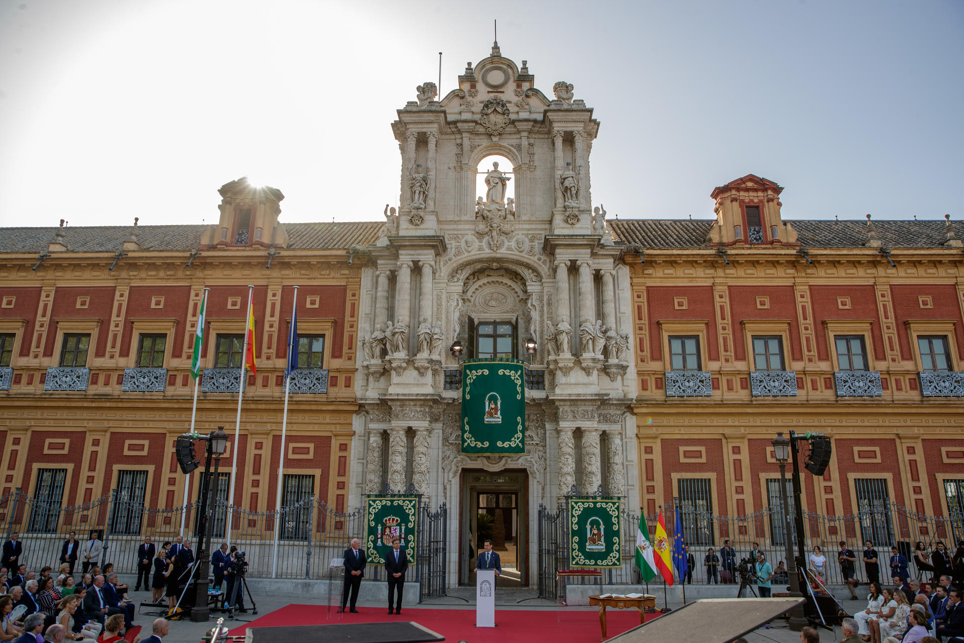 Imagen de la sede de la Junta de andalucía durante la jura del cargo del presidente andaluz, Juanma Moreno, en 2022. EFE/Julio Muñoz