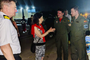 La ministra española de Defensa, Margarita Robles (2i), recibe en la base militar de Torrejón de Ardoz (Madrid) a los primeros españoles que el Ministerio de Asuntos Exteriores de España ha evacuado de Israel e Irán debido a la escalada de tensión. A lo largo de este noche se esperaba la llegada de dos aviones del Ejército del Aire con españoles evacuados, uno procedente de Jordania con el grupo más numeroso, de unas 200 personas, y otro procedente de Armenia con otros 40 españoles. EFE/Ministerio de Defensa SOLO USO EDITORIAL/SOLO DISPONIBLE PARA ILUSTRAR LA NOTICIA QUE ACOMPAÑA (CRÉDITO OBLIGATORIO)