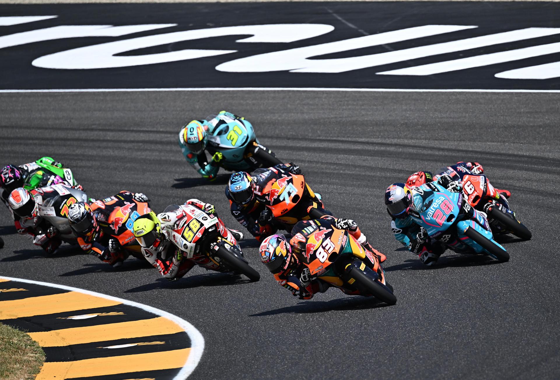 El piloto italiano Luca Lunetta (58) de Sic58 Squadra Corse, el piloto español Alvaro Carpe (83) de Red Bull KTM Ajo y el piloto español Maximo Quiles (28) del equipo CFMoto Aspar en acción durante la carrera de Moto 3 del Gran Premio de Motociclismo de Italia en el circuito de Mugello en Scarperia, Italia. EFE/EPA/CLAUDIO GIOVANNINI
EFE/EPA/CLAUDIO GIOVANNINI