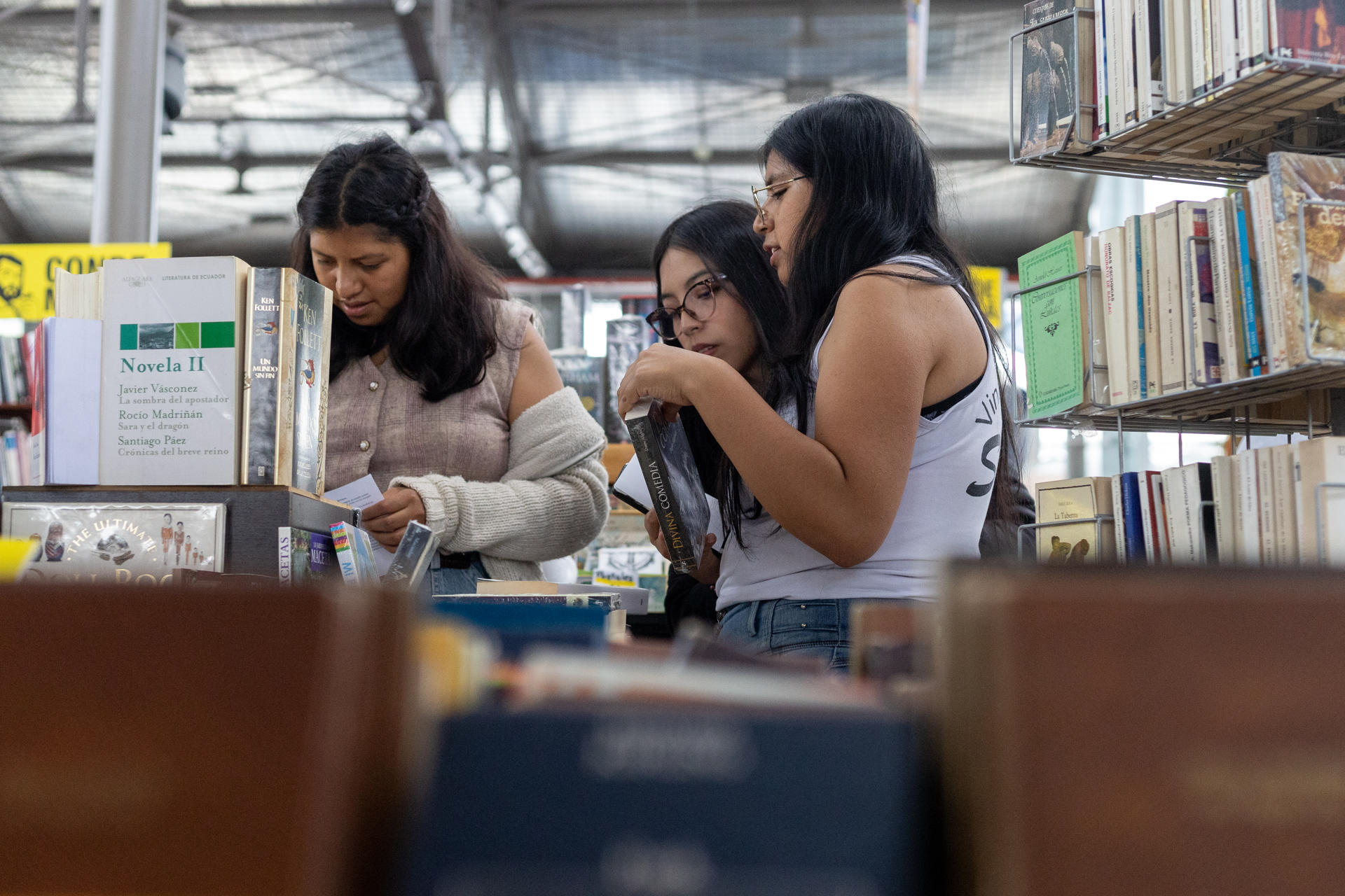 Personas visitan la Feria Internacional del Libro de Quito este 6 de junio de 2025, en Quito (Ecuador). EFE/ Alexander Martínez