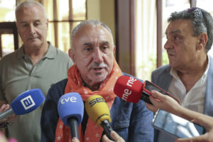El secretario general de UGT, Pepe Álvarez, atiende a los medios con motivo de la celebración del II Congreso de la Federación de Servicios, Movilidad y Consumo de UGT Asturias. EFE/ J.L.Cereijido