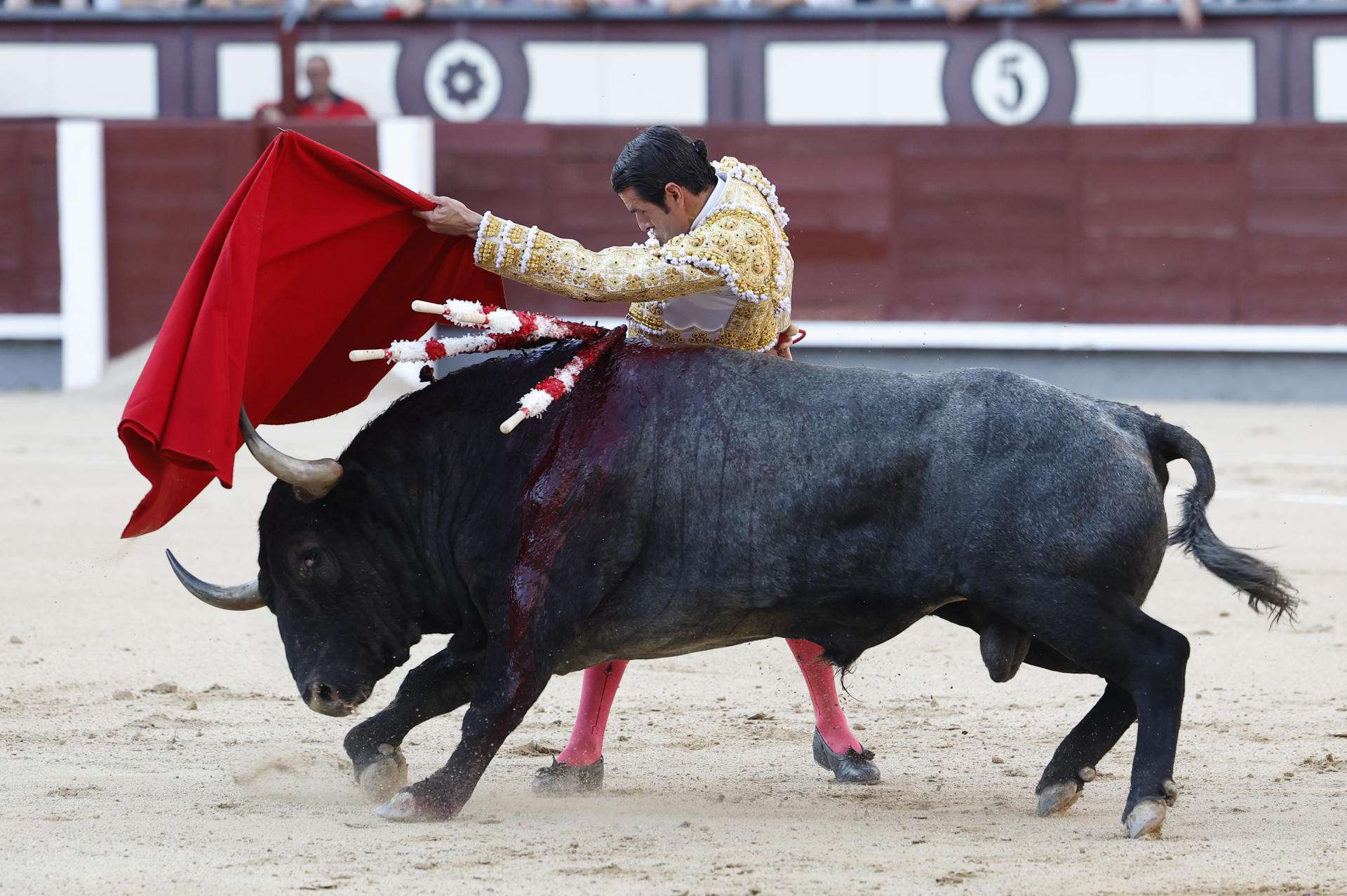 El diestro Emilio de Justo da un pase con la muleta al segundo de los de su lote, durante la corrida en memoria de Victorino Martín celebrada este domingo en la plaza de toros de Las Ventas, en Madrid. EFE/Chema Moya