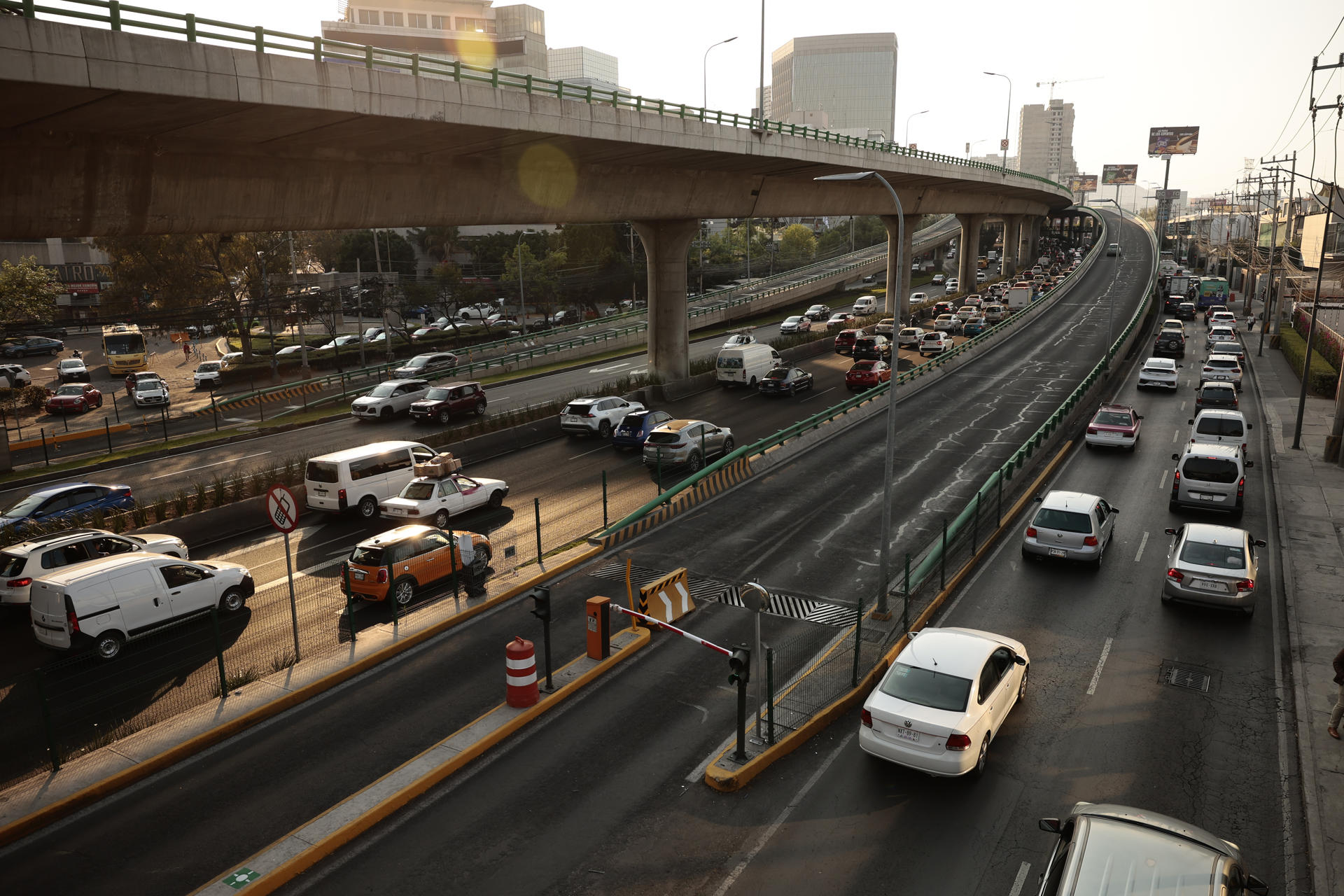 Fotografía del tráfico vehicular el 22 de febrero de 2024 en la Ciudad de México (México). EFE/José Méndez