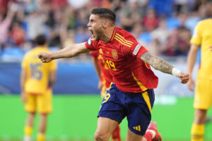El delantero de la selección española Roberto Fernández celebra tras marcar el segundo gol ante Rumanía, durante el partido del Europeo sub-21 que España y Rumanía has disputado este sábado en el Estadio Nacional de Bratislava. EFE/RFEF S