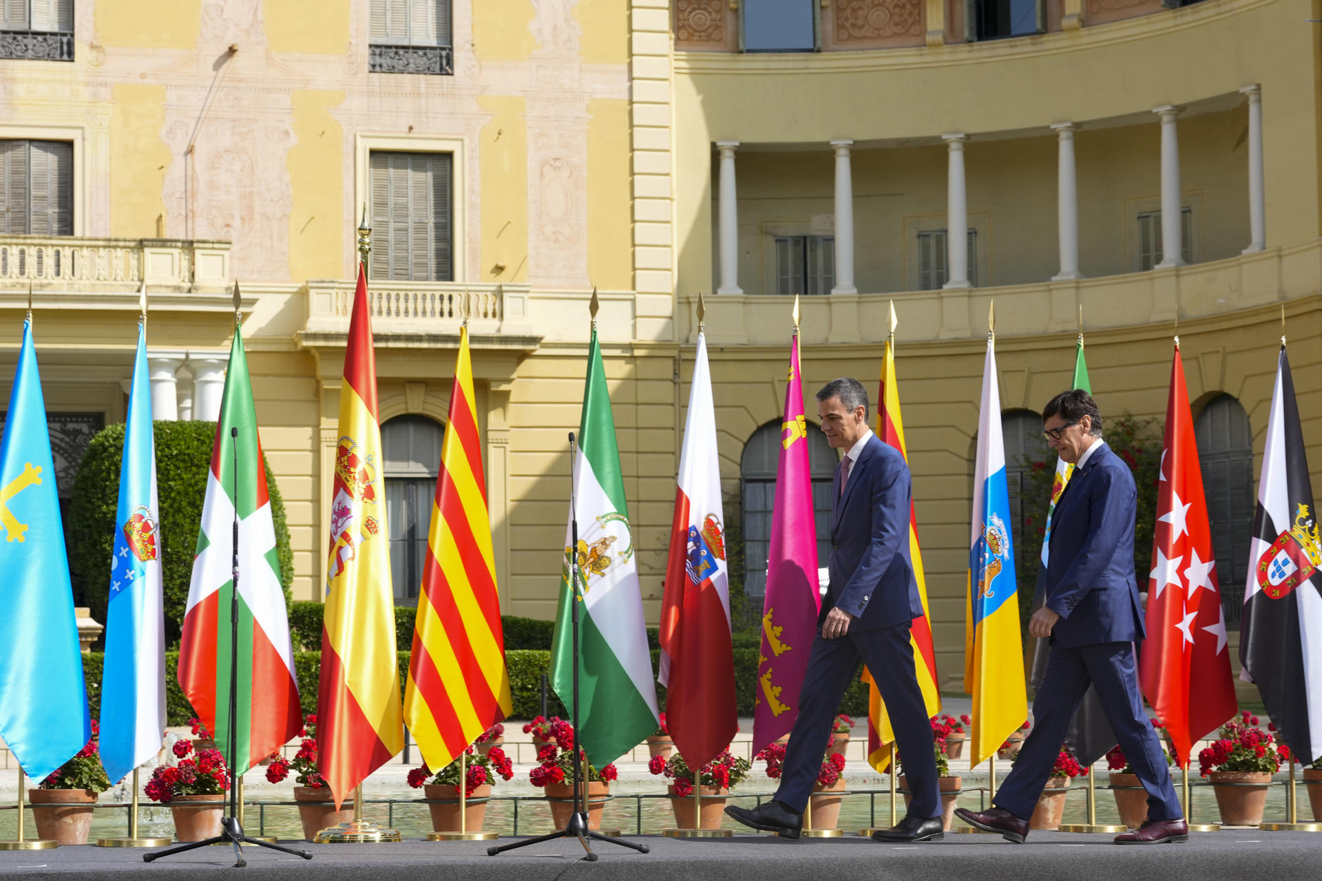 El presidente del Gobierno, Pedro Sánchez (i), y el presidente de la Generalitat de Catalunya, Salvador Illa (d), se dirigen a hacer una declaración antes del inicio de la XXVIII Conferencia de Presidentes que se celebra este viernes en el Palau de Pedralbes, en Barcelona. EFE/Alejandro García
