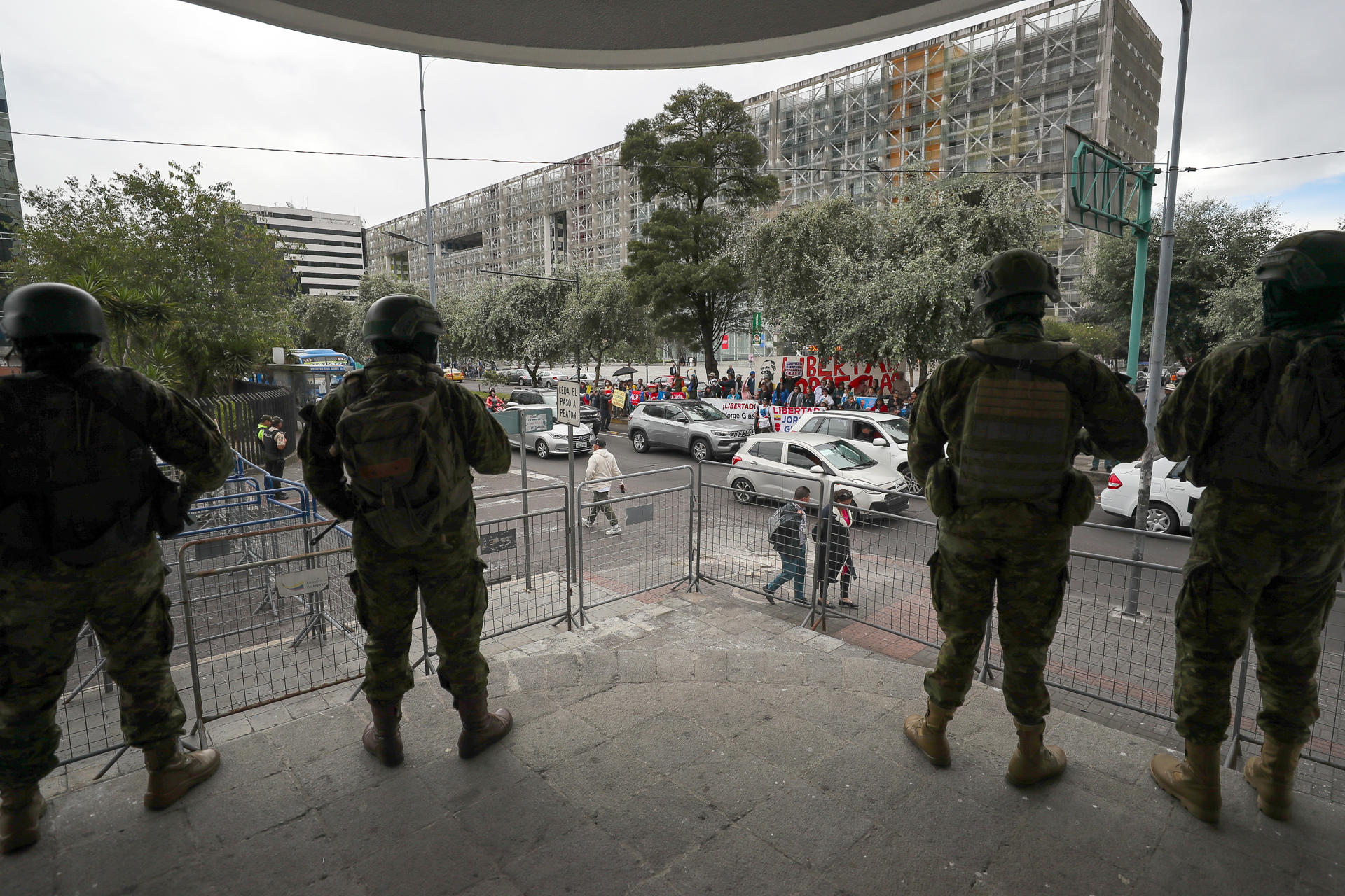 Integrantes de las Fuerzas Armadas vigilan los exteriores de la Corte Nacional de Justicia, durante una manifestación de simpatizantes del exvicepresidente de Ecuador Jorge Glas, este lunes, en Quito (Ecuador). EFE/José Jácome
