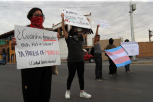 Varias mujeres protestan para exigir justicia ante la creciente ola de feminicidios este sábado, en Ciudad Juárez (México). EFE/ Luis Torres