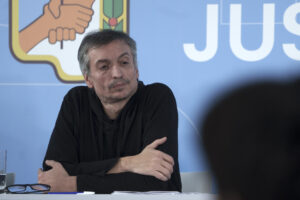 "El amor de la gente lo hace menos peor", respondió Máximo Kirchner en una conferencia con periodistas extranjeros en Buenos Aires, al preguntarle sobre cómo se encuentra su madre, la expresidenta argentina Cristina Fernández, tras conocer la ratificación de su condena de seis años por la Corte Suprema. EFE/ Pablo Barrera