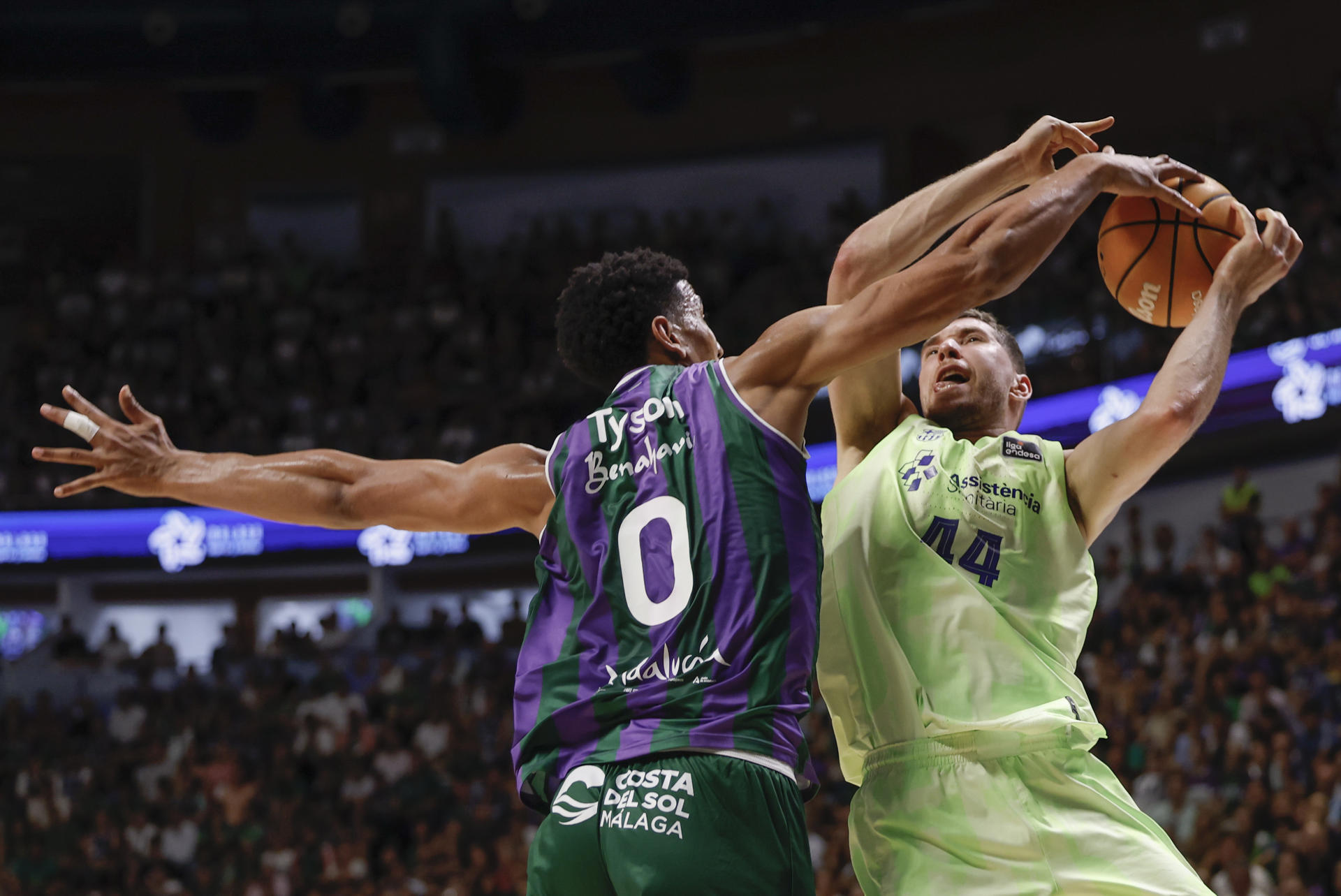 El ala-pívot de Unicaja Tyson Pérez (i) tapona a Joel Parra, del Barcelona, durante el partido de los cuartos de final de la Liga Endesa de baloncesto que Unicaja y FC Barcelona disputan este martes en Málaga. EFE/Jorge Zapata