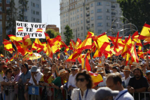 Manifestantes esperan el comienzo de la manifestación convocada por el Partido Popular contra el Gobierno bajo el lema 'Democracia o mafia' este domingo en Plaza España de Madrid. EFE/ Javier Lizón
