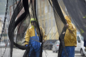 Fotografía de archivo de un barco de pescadores. EFE/Pedro Puente Hoyos