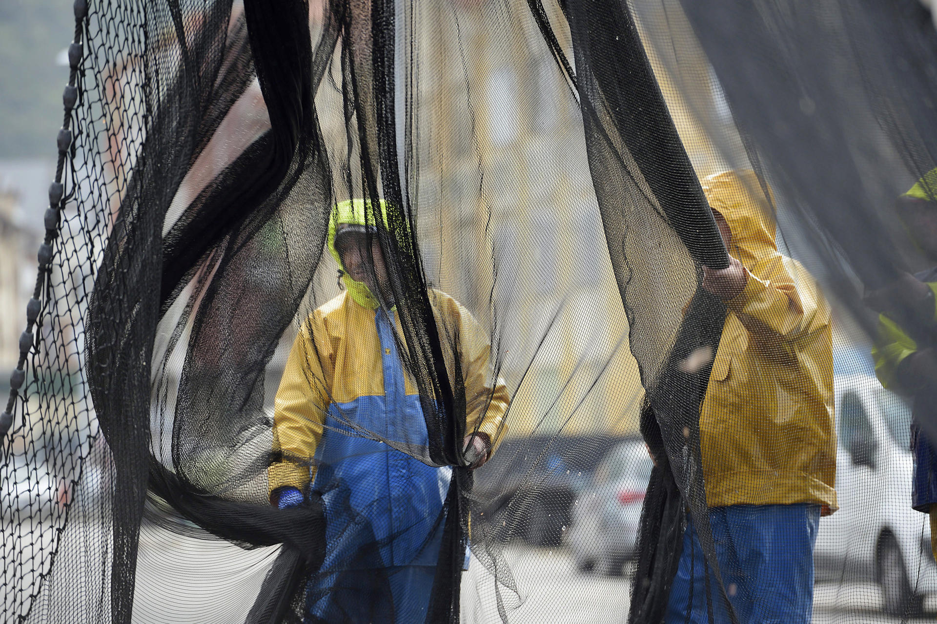 Fotografía de archivo de un barco de pescadores. EFE/Pedro Puente Hoyos