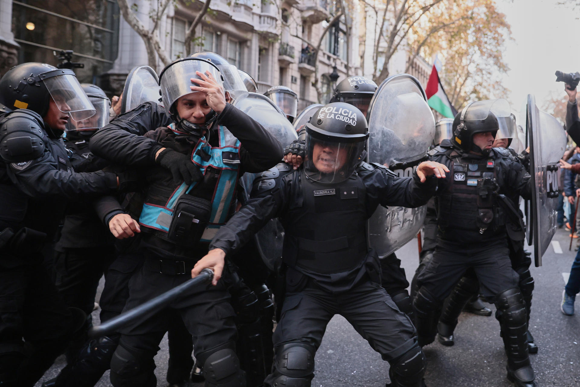 AME5310. BUENOS AIRES (ARGENTINA), 11/06/2025.- Integrantes de la Policía de Argentina se enfrentan a manifestantes durante una protesta este miércoles, en Buenos Aires (Argentina). Tras la ratificación este martes de la condena a prisión de la expresidenta argentina Cristina Fernández, miles de manifestantes marcharon este miércoles hacia la Casa de Gobierno a expresar su malestar, durante la protesta que cada semana realizan los jubilados en reclamo de una mejora de sus condiciones, a la que también se adhirieron docentes y médicos. EFE/ STR