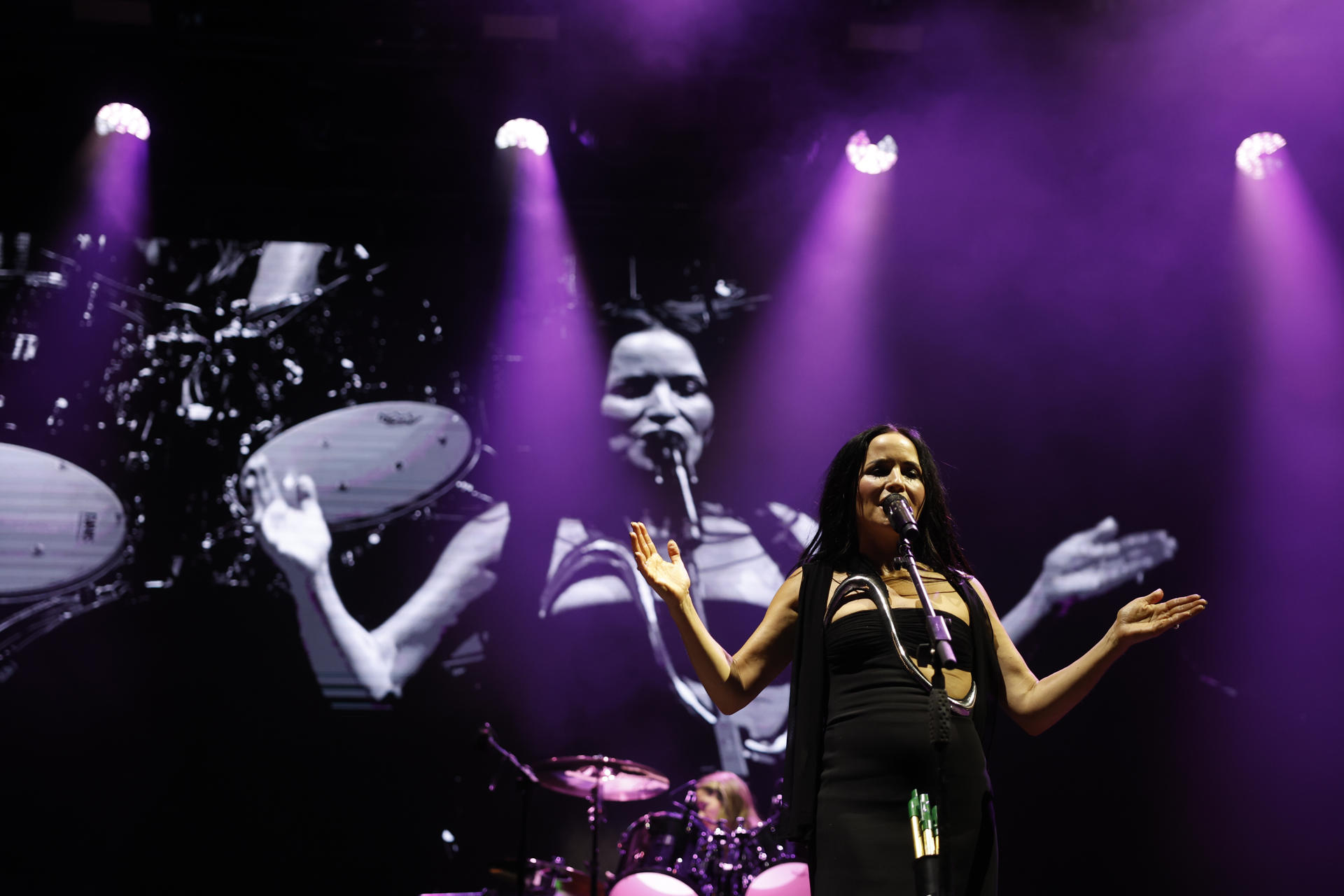 La cantante de la banda irlandesa The Corrs, Andrea Corr, durante su actuación hoy lunes en el Parque Tierno Galván, en Madrid. EFE / Sergio Pérez.
