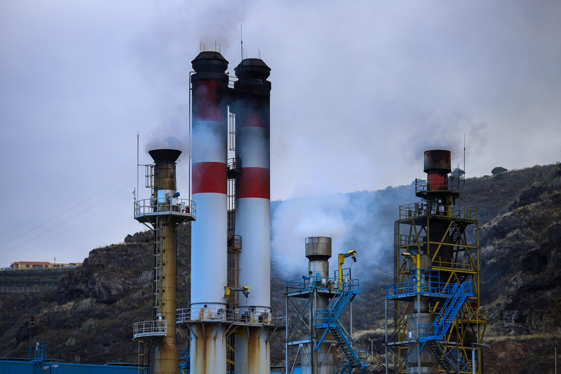 Un cero energético ha dejado sin luz este martes a la isla de La Palma, habitada por 83.875 personas, por un disparo de turbina de generación que ha llevado al apagón, lo que ha afectado a un total de 50.289 suministros, según ha informado Endesa, que ya ha conseguido restablecer el 70 por ciento del servicio. EFE / LUIS G MORERA
