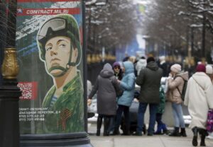 Una valla publicitaria muestra a un soldado con el lema 'Servir a Rusia es un trabajo de verdad' en San Petersburgo, Rusia, 30 de marzo de 2023. EFE/EPA/ANATOLY MALTSEV