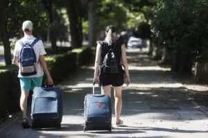 Imagen de archivo de unos turistas con maletas en el centro de Madrid. EFE/ Fernando Alvarado