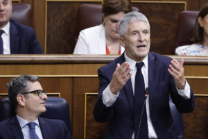 El ministro de Interior, Fernando Grande-Marlaska, interviene durante la sesión de control al Gobierno en el Congreso de los Diputados, este miércoles. EFE/Chema Moya