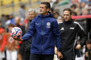 Fotografía de archivo tomada al nuevo entrenador del Inter de Milán, el rumano Cristian Chivu, quien este martes elogió a River Plate en la antesala del crucial partido en Seattle por un cupo en los octavos de final del Mundial de Clubes. EFE/EPA/JOHN G. MABANGLO