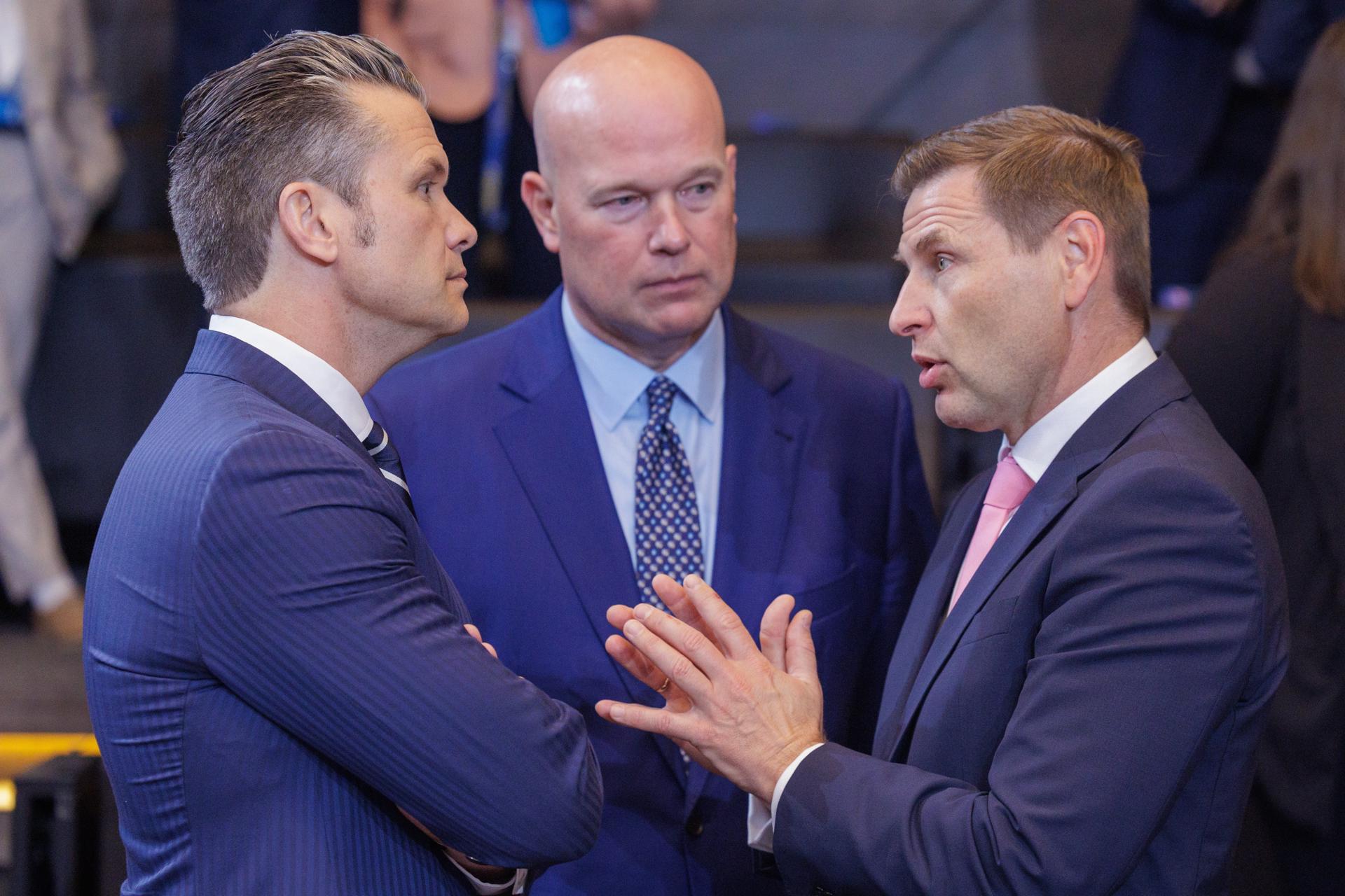 (De izq a dcha) El secretario de Defensa de EE. UU. Pete Hegseth, el representante Permanente de EE. UU. ante la OTAN, el embajador Matthew Whitaker, y el ministro de Defensa de Estonia, Hanno Pevkur, durante una reunión de ministros de defensa de la Organización del Tratado del Atlántico Norte (OTAN) en la sede de la OTAN en Bruselas, Bélgica, el 5 de junio de 2025. (Bélgica, Bruselas) EFE/EPA/OLIVIER MATTHYS

