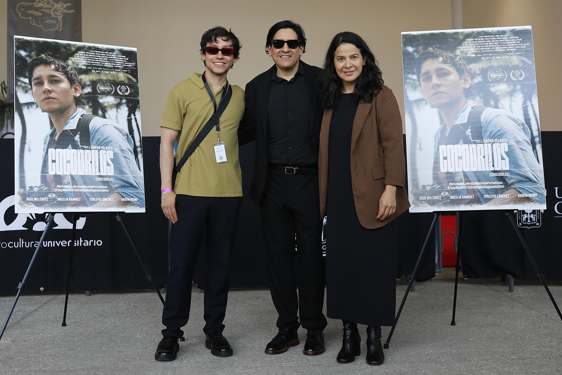 El cineasta mexicano, J. Xavier Velasco (c) y los actores Hoze Meléndez (i) y Arcelia Ramírez (d) posan durante la alfombra roja de la película 'Cocodrilos' este viernes en el marco del 40 Festival Internacional de Cine en Guadalajara (FICG) (México). EFE/ Francisco Guasco