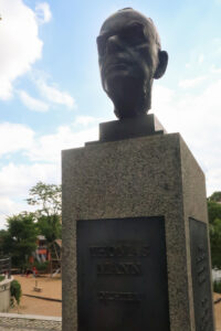 Busto en memoria de Thomas Mann en la calle del Recuerdo (Strasse der Erinnerung), un monumento conmemorativo junto al río Spree en Berlín. Los 150 años del nacimiento de Thomas Mann han desatado toda una serie de actos y publicaciones sobre uno de los escritores más representativos de la literatura del siglo XX y, en uno de los actos centrales de las celebraciones, el orador principal será el presidente alemán, Frank-Walter Steinmeier, lo que muestra que el aniversario tiene algo de cuestión de Estado. EFE/Lucas Rubio Albizu