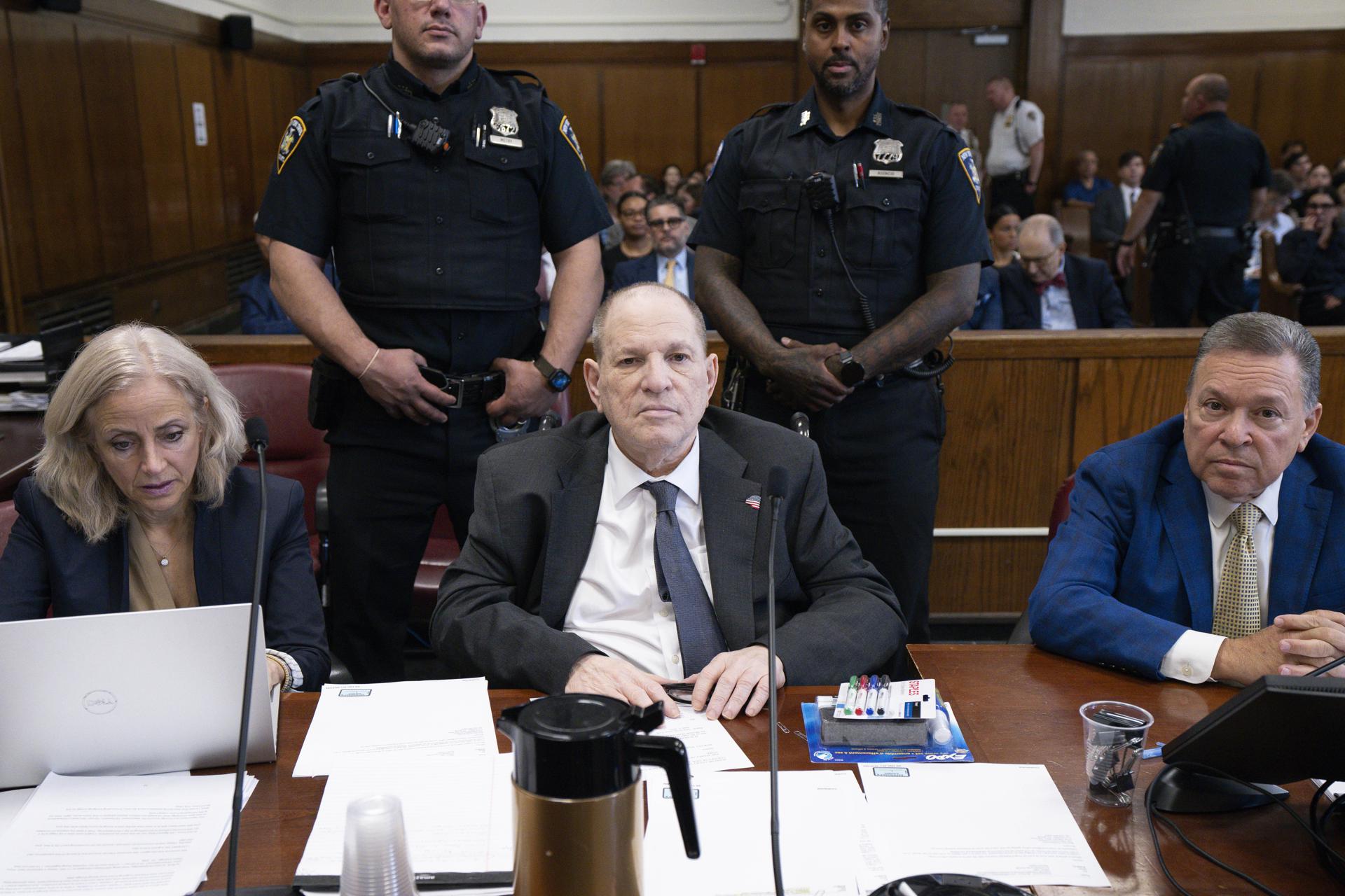 El exproductor de cine estadounidense Harvey Weinstein (C) comparece ante el tribunal por el nuevo juicio en su contra en el Tribunal Penal de Manhattan, en Nueva York, Estados Unidos. EFE/EPA/STEVEN HIRSCH / POOL