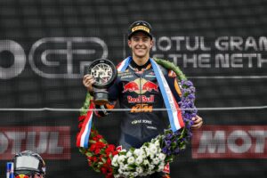 El español Jose Antonio Rueda, de KTM, celebra en el podio de la carrera de Moto3 en la 100ª Edición del TT de Motociclismo de Assen, Países Bajos. EFE/EPA/VINCENT JANNINK