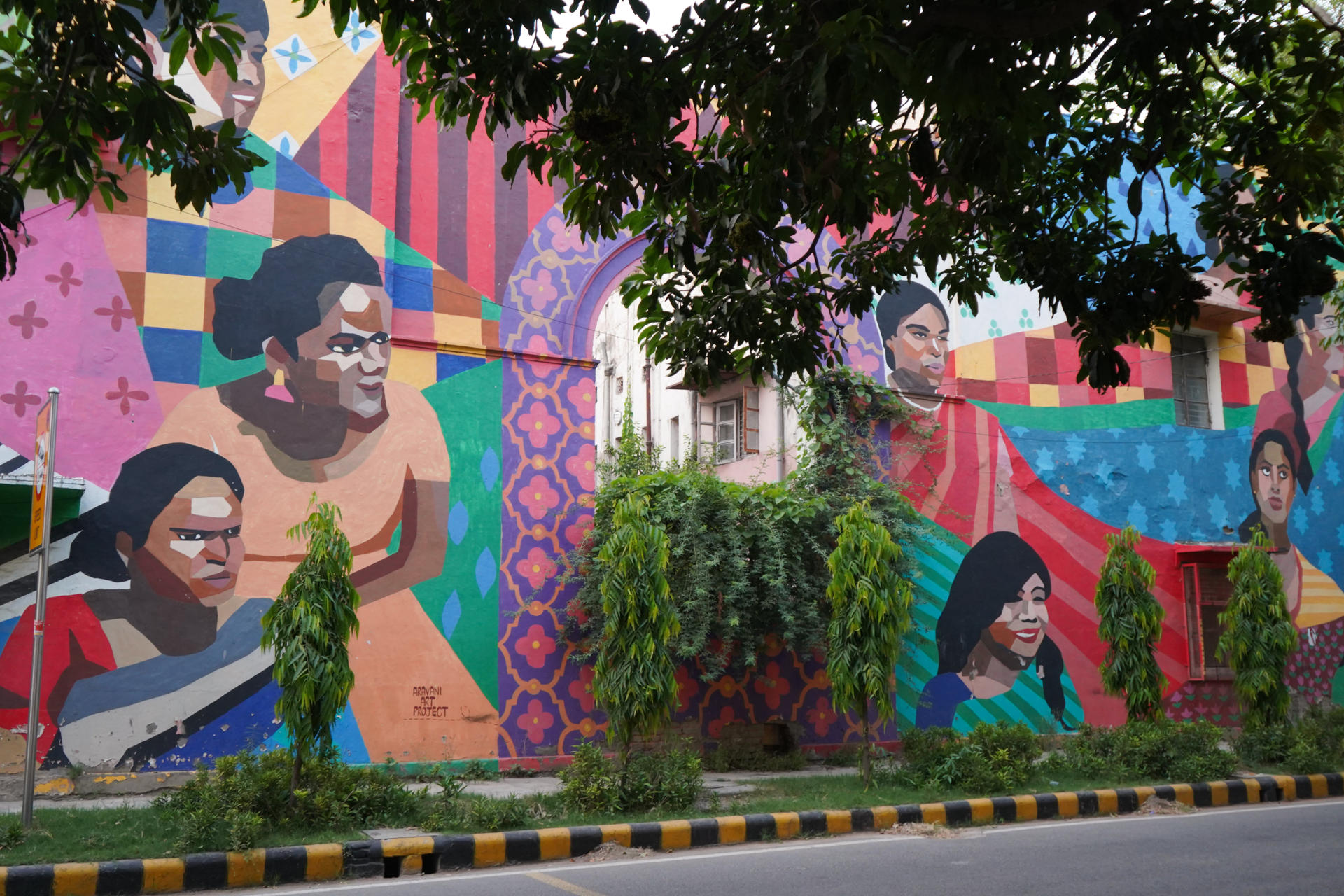 El colectivo Aravani Art Project pinta su mural en el Instituto Cervantes de Nueva Delhi con el apoyo de Isabel Pérez Gálvez, la gestora cultural del centro, y Alfonso Herrero Corral, Consejero Cultural de la Embajada de España en India. EFE/Luci Goñi