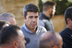 Imagen del presidente de la Generalitat Valenciana, Carlos Mazón, durante la visita que realizó a la localidad valenciana de Utiel para visitar las zonas afectadas tras la dana, el pasado 19 de noviembre. EFE/Villar Lopez