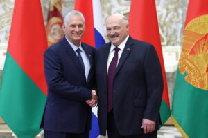 El presidente bielorruso, Alexandr Lukashenko, recibe a su homólogo cubano, Miguel Díaz-Canel, este miércoles en Minsk. EFE/Presidencia bielorrusa  *****SOLO USO EDITORIAL/SOLO DISPONIBLE PARA ILUSTRAR LA NOTICIA QUE ACOMPAÑA (CRÉDITO OBLIGATORIO) *****