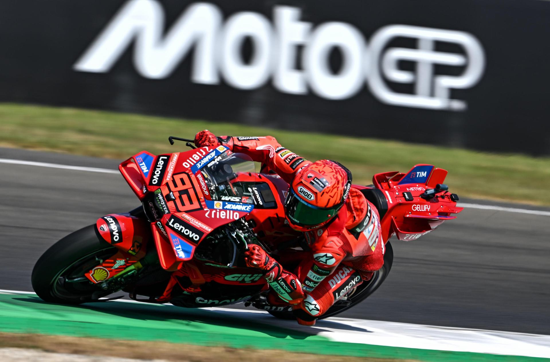 El piloto español de MotoGP Marc Márquez, del Ducati Lenovo Team, en acción durante la sesión de clasificación del Gran Premio de Italia de Motociclismo en el circuito de Mugello en Scarperia, Italia. EFE/EPA/CLAUDIO GIOVANNINI