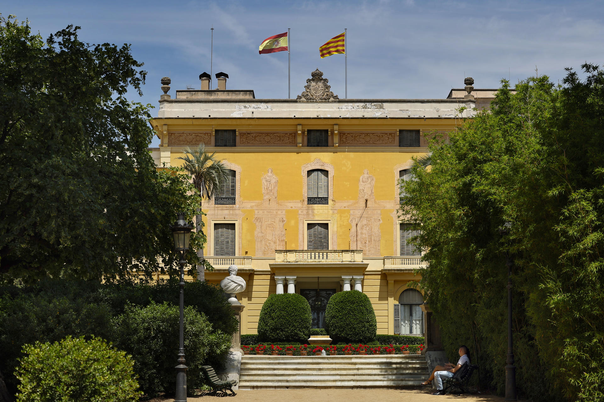 El Palau de Pedralbes, (en la imagen) y sus jardines han sido testigo de conciertos de estrellas como Mariah Carey, Los Planetas o Raphael, han albergado cumbres de alto nivel político, son sede de la Unión por el Mediterráneo y fueron una de las 'guaridas' secretas donde se gestó el referéndum unilateral del 1 de octubre de 2017. Estos son los múltiples usos que ha tenido y tiene el palacio que acogerá, mañana viernes, la XXVIII Conferencia de Presidentes. EFE/Toni Albir