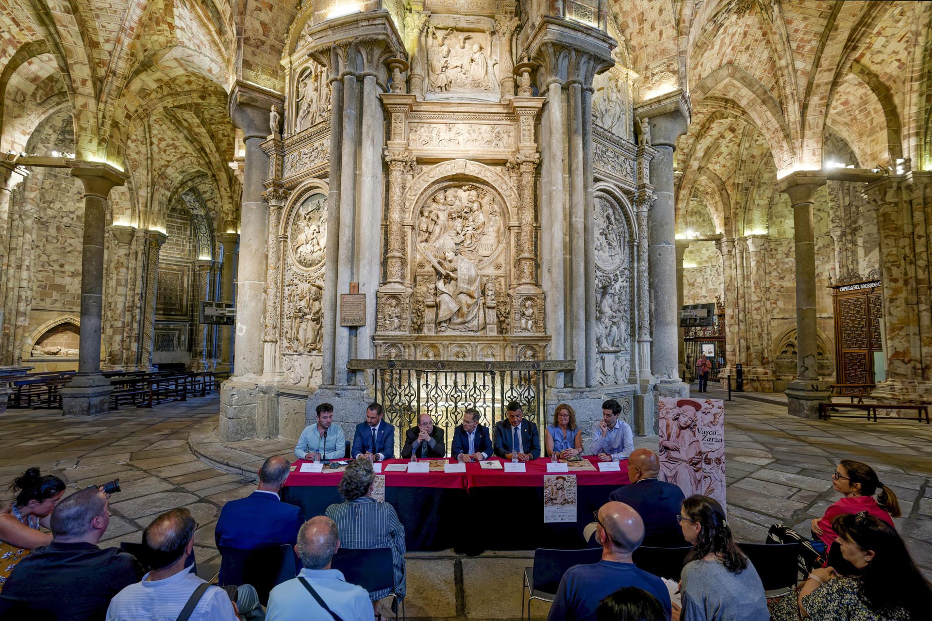 - El obispo de Ávila, Jesús Rico (3-i), los comisarios de la exposición, Fernando Rodríguez-Piñero (d) e Ismael Mont (i), el presidente de la Diputación, Carlos García (3-d), y otras autoridades locales junto al sepulcro del obispo de Ávila, Alonso de Madrigal "El Tostado", obra del escultor Vasco de la Zarza, una de las principales obras que forman parte de la exposición "Vasco de la Zarza, 500 años", que se ha presentado hoy en la girola de la Catedral de Ávila. EFE/Raúl Sanchidrián