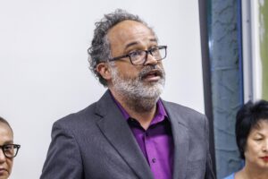 El director político del Movimiento de Red de Acción Familiar, Paul Christian Namphy (C), habla durante una conferencia de prensa sobre la decisión de la Corte Suprema de Estados Unidos que permite a la administración del presidente estadounidense Trump revocar las protecciones de libertad condicional, en Miami (FL, EE.UU.). EFE/Cristóbal Herrera