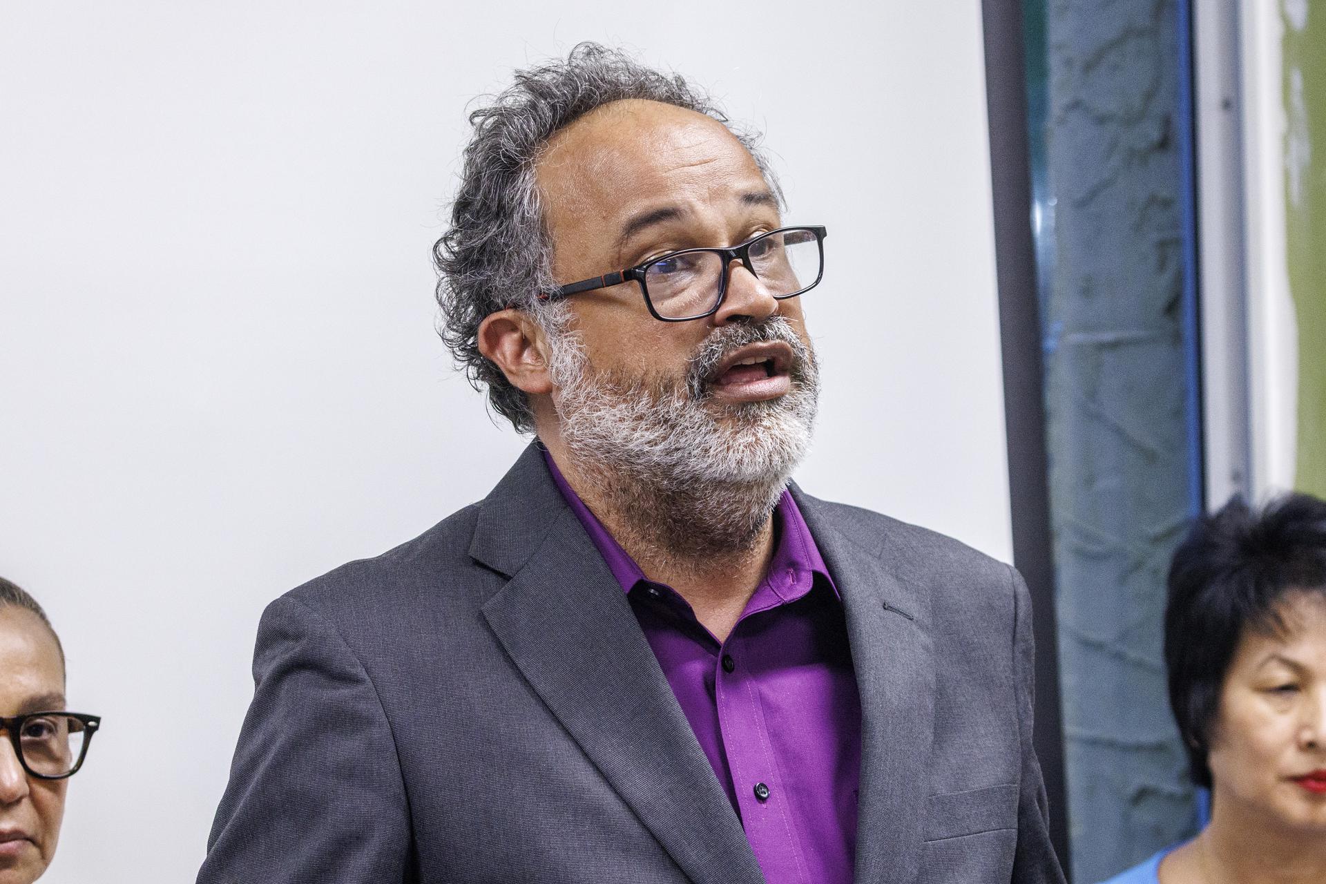 El director político del Movimiento de Red de Acción Familiar, Paul Christian Namphy (C), habla durante una conferencia de prensa sobre la decisión de la Corte Suprema de Estados Unidos que permite a la administración del presidente estadounidense Trump revocar las protecciones de libertad condicional, en Miami (FL, EE.UU.). EFE/Cristóbal Herrera