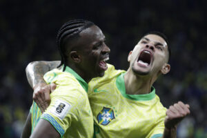 Vinicius (i), de Brasil, celebra tras anotar un gol en un partido por las eliminatorias sudamericanas para el Mundial 2026 entre las selecciones de Brasil y Paraguay en el estadio Neo Química Arena en Sao Paulo (Brasil). EFE/ Sebastiao Moreira