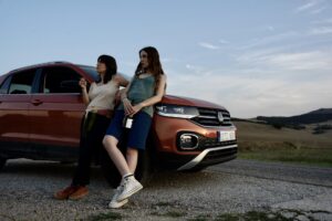 Fotograma cedido por American Entertainment Marketing (AEM) de las actrices Bruna Cusí (i) como Miquela y María Valverde como Aroa, durante una escena de la película 'Todo lo que no vemos' del venezolano Alberto Arvelo. EFE/ American Entertainment Marketing