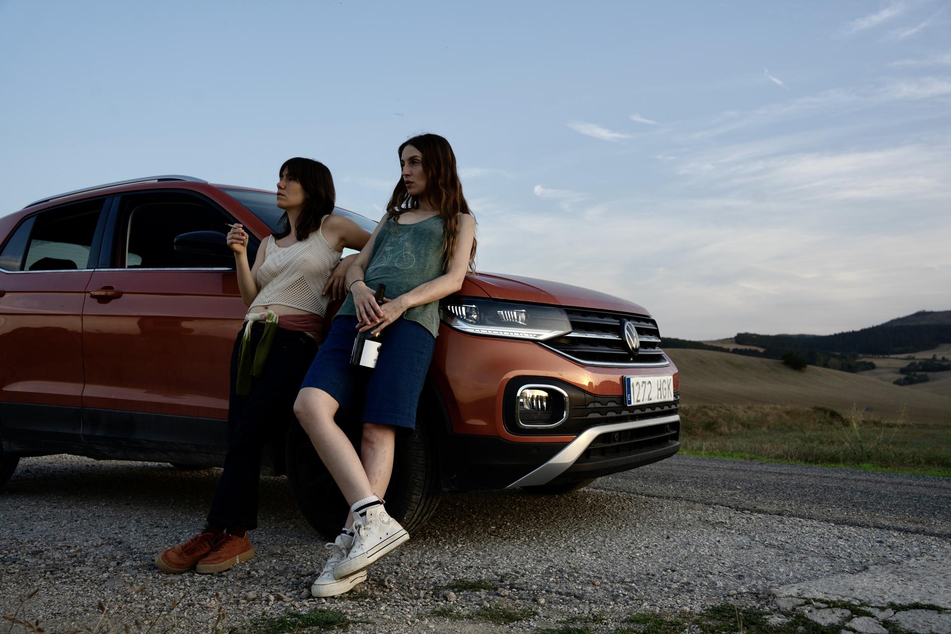 Fotograma cedido por American Entertainment Marketing (AEM) de las actrices Bruna Cusí (i) como Miquela y María Valverde como Aroa, durante una escena de la película 'Todo lo que no vemos' del venezolano Alberto Arvelo. EFE/ American Entertainment Marketing