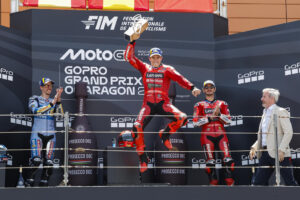 El piloto Marc Márquez, de Ducati Lenovo Team, primer clasificado, su hermano Álex Márquez (i), segundo, y el italiano Francesco Bagnaia (2d), tercero en el podio tras la carrera de MotoGP del Gran Premio de Aragón en el circuito Motorland de Alcañiz (Teruel), este domingo. En la imagen, el presidente de Aragón, Jorge Azcón (d), tras hacer entrega de los trofeos. EFE/Javier Cebollada