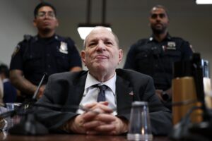El exproductor de cine estadounidense Harvey Weinstein comparece ante el tribunal para su nuevo juicio en el Tribunal Penal de Manhattan en Nueva York, EE.UU. EFE/CHARLY TRIBALLEAU