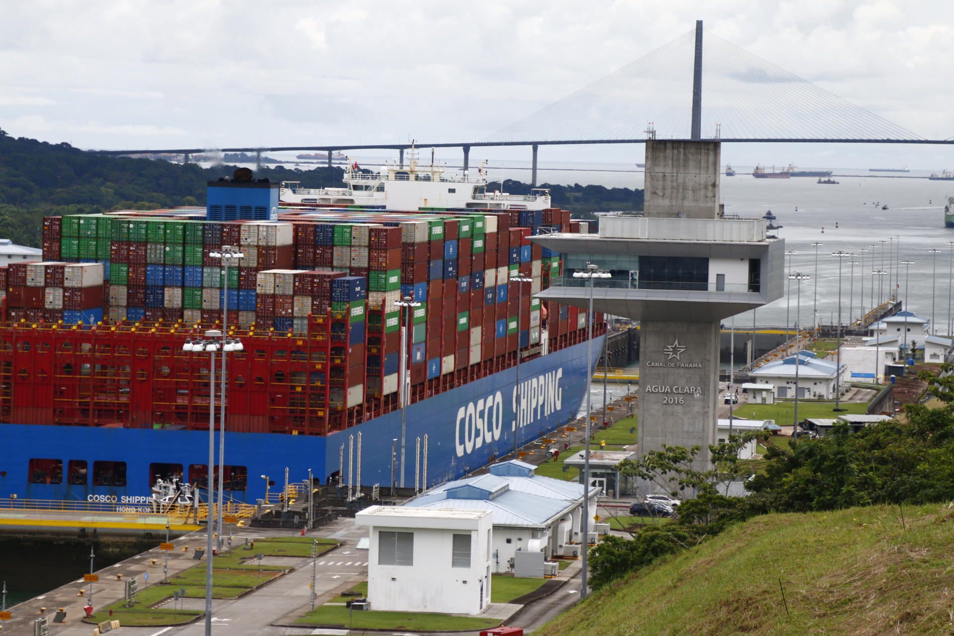 Fotografía del 23 de junio de 2025 de un buque de carga en el canal de Panamá, en la provincia de Colón (Panamá). EFE /Moncho Torres