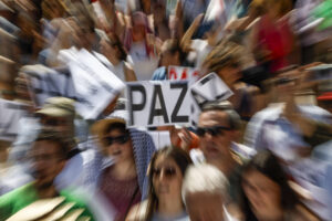 La plataforma Parar la Guerra convoca una protesta estatal para parar el "genocidio" israelí en Gaza y exigir un alto el fuego permanente, una convocatoria a la que se han sumado, entre otros, la escritora Elvira Lindo, el poeta Benjamín Prado o el director de cine Rodrigo Sorogoyen. EFE/ Chema Moya