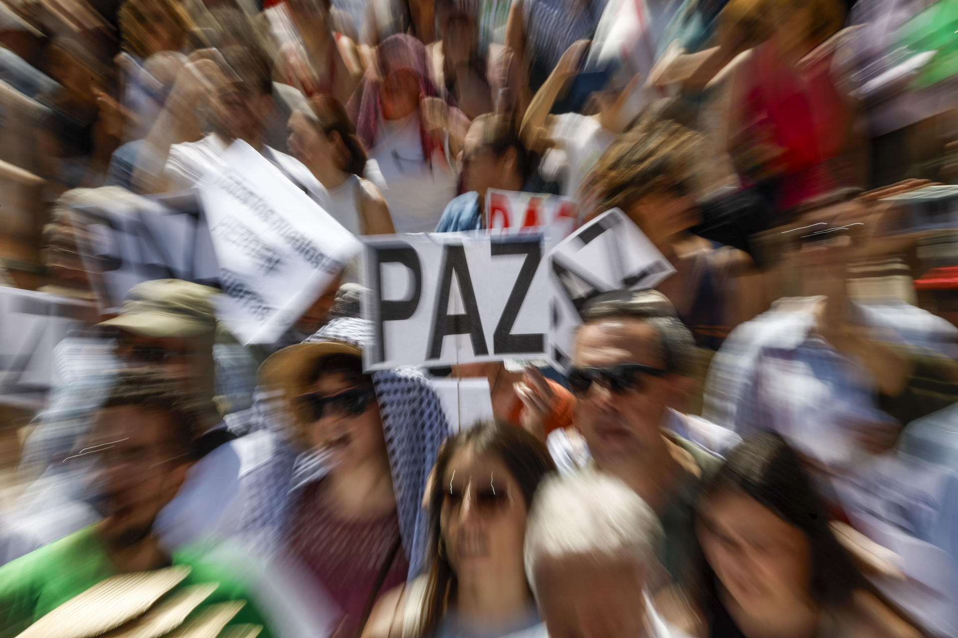 La plataforma Parar la Guerra convoca una protesta estatal para parar el "genocidio" israelí en Gaza y exigir un alto el fuego permanente, una convocatoria a la que se han sumado, entre otros, la escritora Elvira Lindo, el poeta Benjamín Prado o el director de cine Rodrigo Sorogoyen. EFE/ Chema Moya
