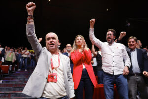 MADRID, 21/06/2025.- La vicepresidenta segunda del Gobierno, Yolanda Díaz; el secretario general de CCOO, Unai Sordo (i); y el secretario de Estado de Trabajo, Joaquín Pérez (2d), durante el acto de clausura del XIII Congreso Confederal de CCOO.EFE/Mariscal