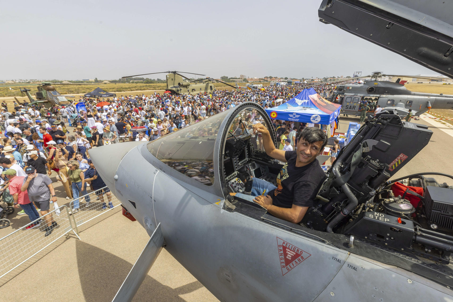 Miles de personas han asistido este sábado a la jornada de puertas abiertas con motivo de la exhibición estática de Aire2025 una de las mayores exposiciones de aeronaves militares y civiles, del ámbito nacional e internacional, en la Academia General del Aire de San Javier, (Murcia). La Patrulla Águila del Ejército del Aire, una de las formaciones acrobáticas más emblemáticas del mundo, cumple 40 años, una ocasión que se conmemora este fin de semana con un festival aéreo en San Javier (Murcia) al que asistirá el rey y que coincide con la despedida de sus aviones C-101, conocidos como 'culopollo'. EFE/ Marcial Guillén