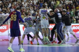 El jugador Tim Hornke, del Magdeburg, celebra la victoria con sus compañeors ante el BArcelona en la semifinal de Colonia, Alemania. EFE/EPA/Christopher Neundorf