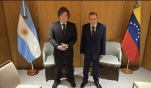 El presidente de Argentina, Javier Milei, se reunió este domingo en Madrid con el dirigente opositor venezolano Edmundo González Urrutia, en el hotel de la capital donde se aloja el presidente argentino, que se encuentra en Madrid para clausurar el Madrid Economic Forum, una reunión de economistas, empresarios y expolíticos de marcada tendencia liberal o ultraconservadora. EFE/Perfil red social Instagram de Edmundo González Urrutia -SOLO USO EDITORIAL/SOLO DISPONIBLE PARA ILUSTRAR LA NOTICIA QUE ACOMPAÑA (CRÉDITO OBLIGATORIO)-